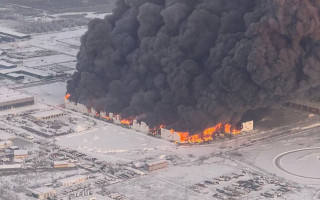 Під Санкт-Петербургом в рф велика пожежа – із самого ранку палає торгівельний склад, відео