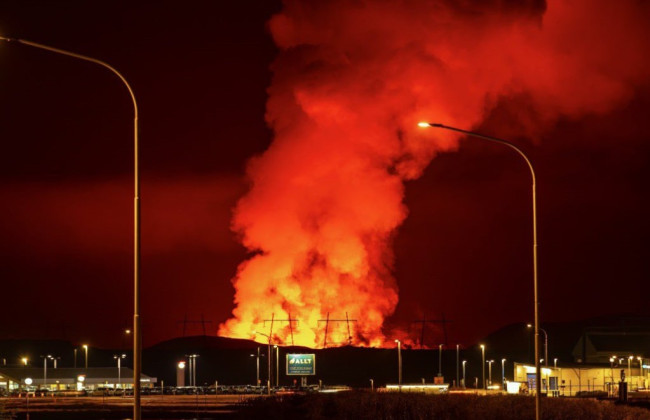 В Исландии случилось извержение вулкана: лава приблизилась к домам