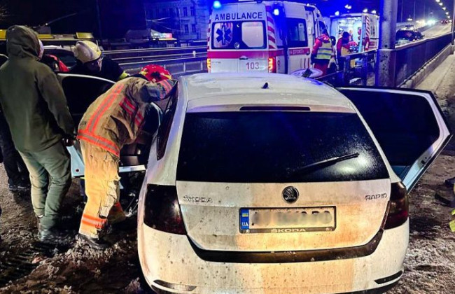 В Киеве автомобиль влетел в отбойник, водителя пришлось деблокировать спасателям: фото