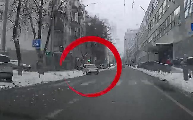 В Киеве штраф догнал водителя, который двигался на полосе общественного транспорта