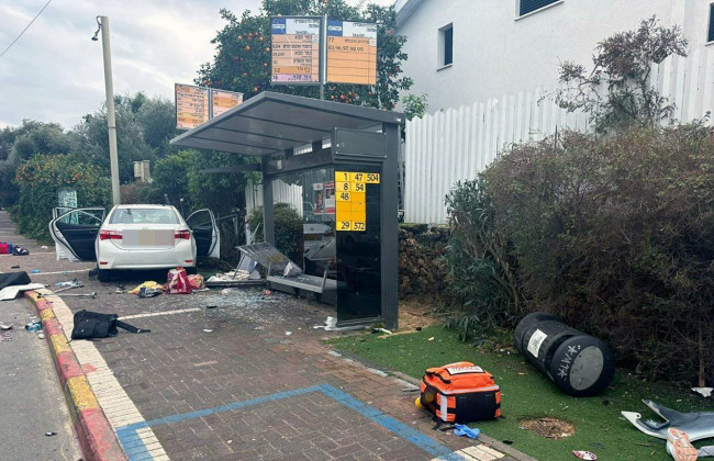 Теракт в Израиле: мужчина напал с ножом на людей, угнал автомобиль и протаранил остановку, есть жертва