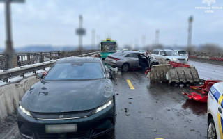 На мосту Патона в Киеве затруднено движение транспорта в обоих направлениях