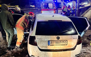 В Киеве автомобиль влетел в отбойник, водителя пришлось деблокировать спасателям: фото
