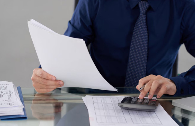 Работник отработал неполный месяц и уволился: как начисляется единый взнос