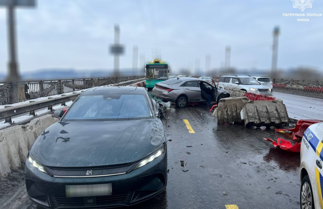 На мосту Патона в Киеве затруднено движение транспорта в обоих направлениях