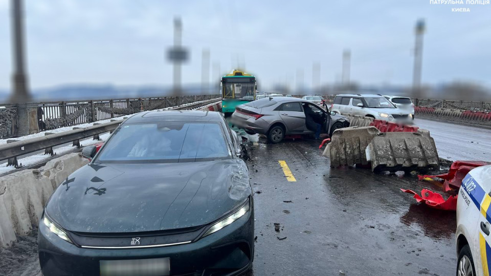 На мосту Патона в Киеве затруднено движение транспорта в обоих направлениях