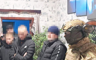 Крали гроші з банківських рахунків людей: на Житомирщині в’язні організували шахрайський кол-центр