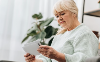 Пенсионерам советуют открывать виртуальные карты в банке: для чего это нужно