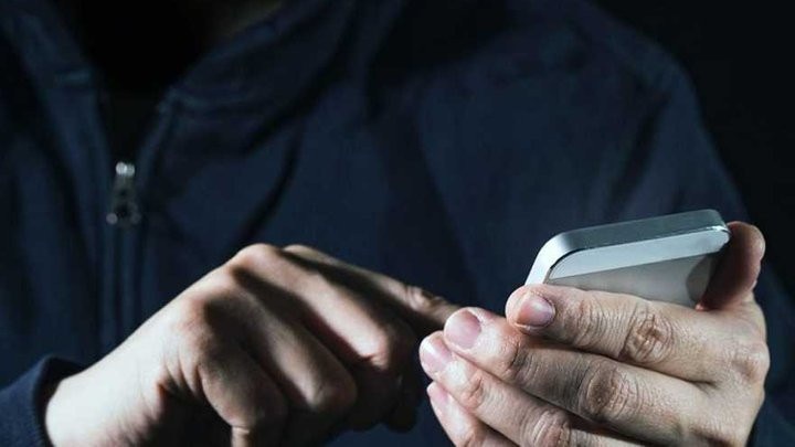 В Одессе заключенный исправительной колонии через интернет продал людям 28 несуществующих елок