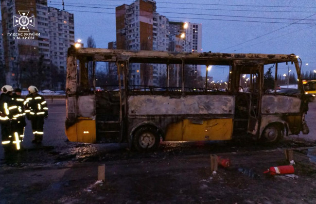 В Киеве на Теремках загорелась маршрутка: огонь почти полностью уничтожил транспорт, фото и видео