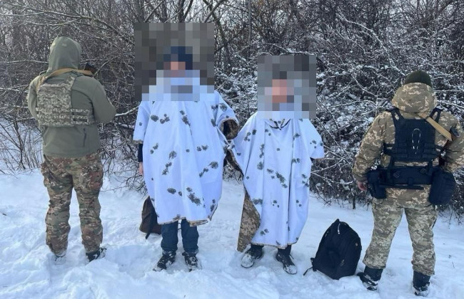 На Одесщине мужчины одели камуфлированные маскировочные халаты для «штурма» границы