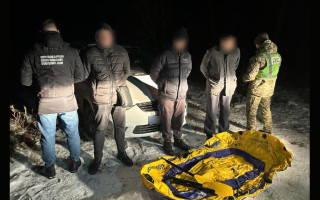 На лодке планировали попасть за границу: задержали уклонистов