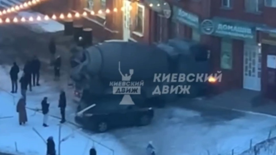В Киеве грузовик протаранил несколько авто и врезался в дом: видео