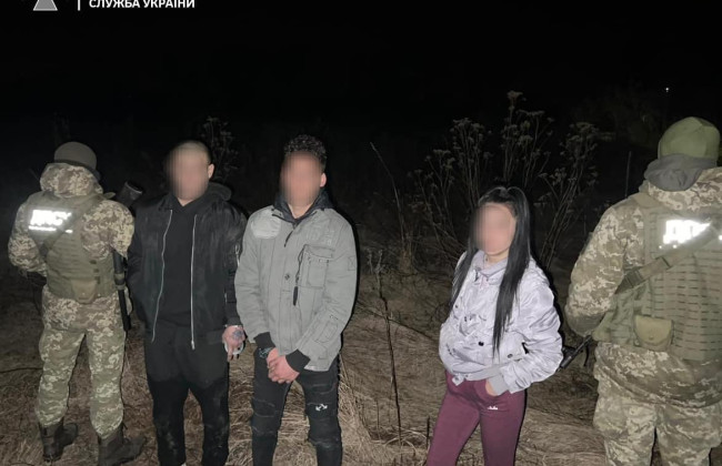 Пограничники сняли с забора нелегалов, которые пытались попасть в Венгрию