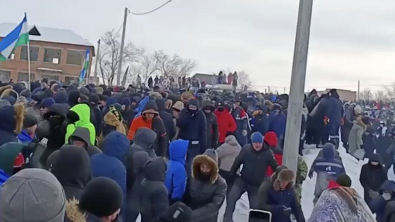 У російській Башкирії почалися протести через вирок активісту, який закликав місцевих не їхати на війну, відео