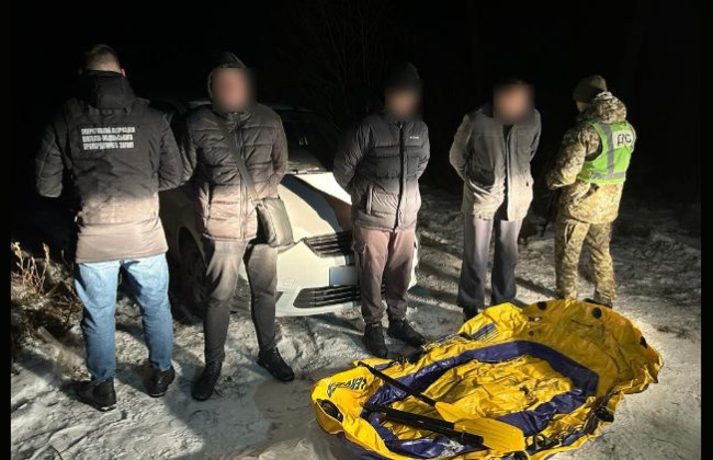 На лодке планировали попасть за границу: задержали уклонистов