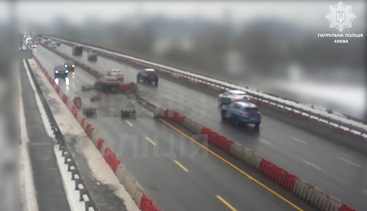 ДТП на мосту Патона с участием трех авто: полиция показала момент аварии