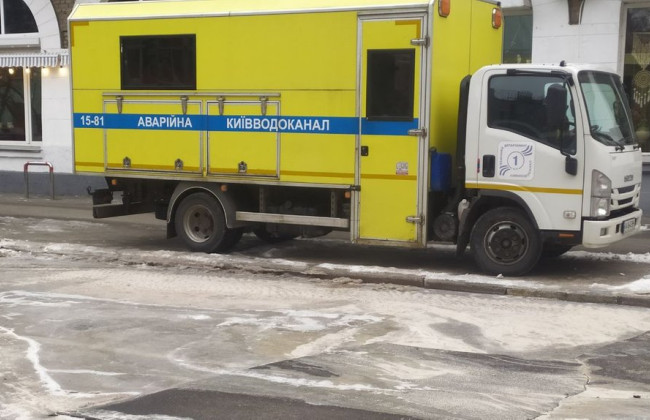 В Печерском районе Киева частично ограничено движение транспорта из-за аварии на водопроводе