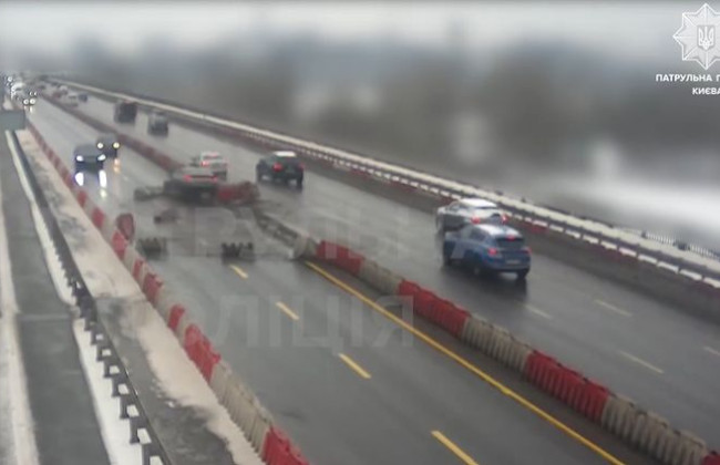 ДТП на мосту Патона с участием трех авто: полиция показала момент аварии