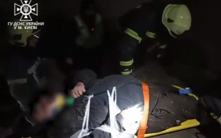 В Киеве мужчина упал в лифтовую шахту и не мог выбраться самостоятельно: видео
