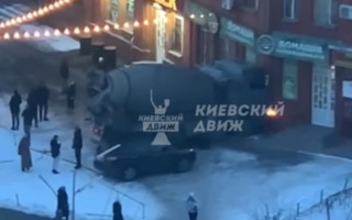 У Києві вантажівка протаранила декілька авто та врізалася у будинок: відео