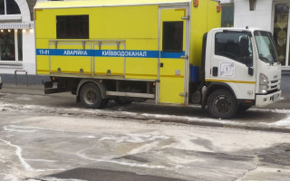 У Печерському районі Києва частково обмежено рух транспорту через аварію на водопроводі