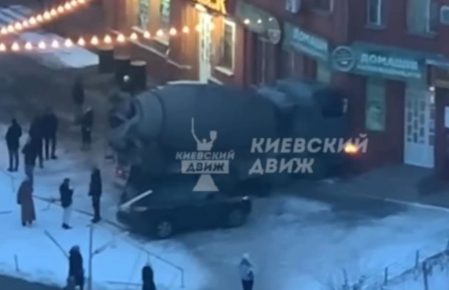 В Киеве грузовик протаранил несколько авто и врезался в дом: видео