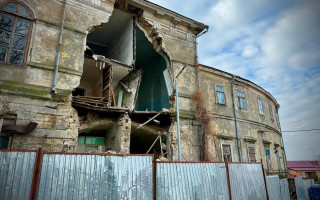 В Одесі впала стіна інфекційної лікарні: фото та відео