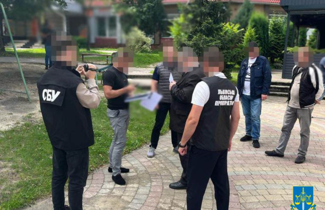 За почти $5 тысяч убеждал удерживаемого вытащить из СИЗО: будут судить адвоката