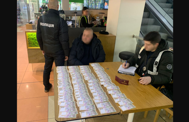 Требовал от предпринимателя 100 тысяч гривен за «разрешение» на торговлю: разоблачен чиновник «Киевблагоустройства»