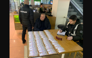Требовал от предпринимателя 100 тысяч гривен за «разрешение» на торговлю: разоблачен чиновник «Киевблагоустройства»