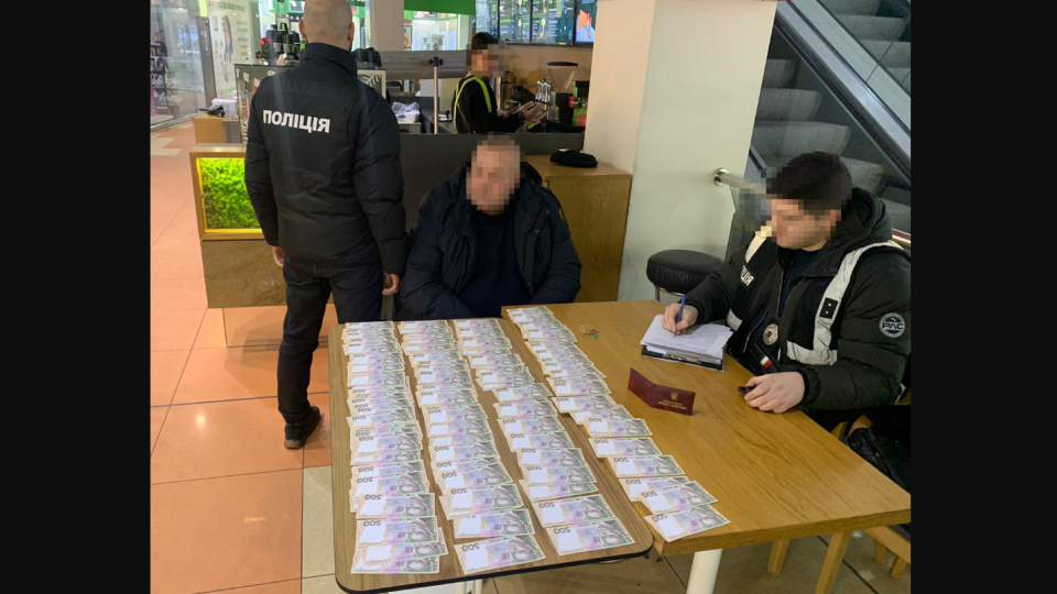 Требовал от предпринимателя 100 тысяч гривен за «разрешение» на торговлю: разоблачен чиновник «Киевблагоустройства»