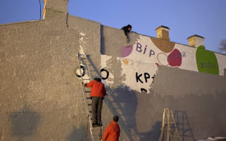 На Подолі в Києві комунальники зафарбували мурал