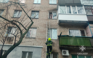 На Дніпропетровщині з підвіконня квартири на третьому поверсі врятували дітей, фото
