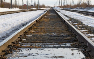 Замасковане самогубство: на Харківщині чоловік вбив товариша та скинув його тіло на залізничну колію