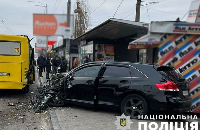 В Киеве легковушка влетела в остановку: подробности смертельного ДТП