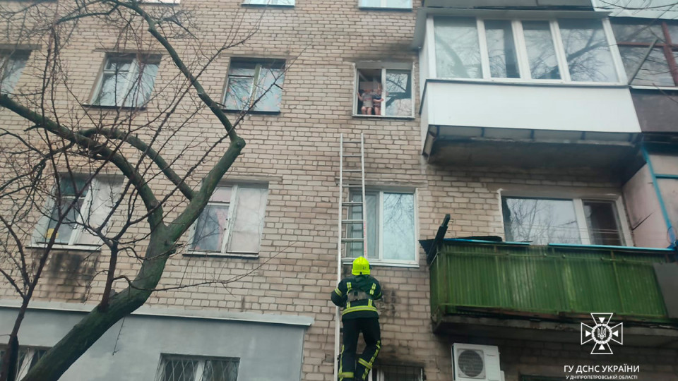 На Дніпропетровщині з підвіконня квартири на третьому поверсі врятували дітей, фото