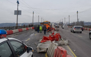 На мосту Патона в Києві знову ДТП – рух транспорту ускладнений