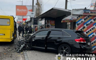 В Киеве легковушка влетела в остановку: подробности смертельного ДТП