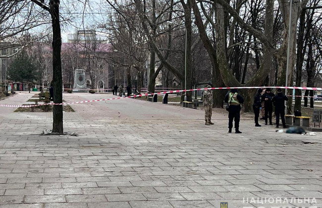 В центре Запорожья мужчина застрелил прохожую, а затем совершил самоубийство