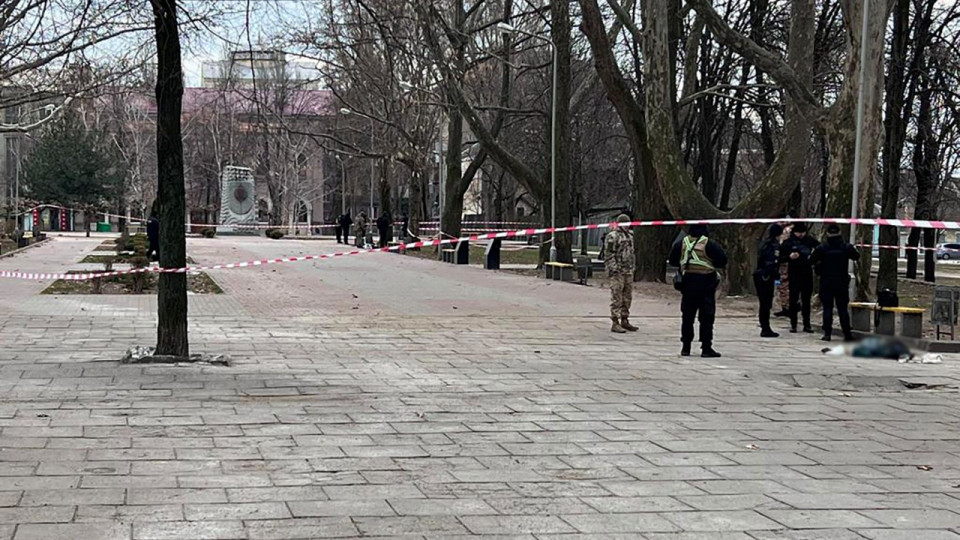 В центрі Запоріжжя чоловік застрелив перехожу, а потім вчинив самогубство