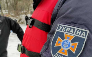 У Києві рятувальники зняли з криги молоду пару: відео