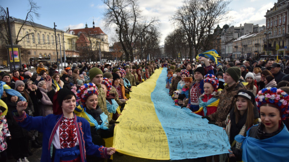 Во Львове развернули самый большой государственный флаг с автографами детей и военных