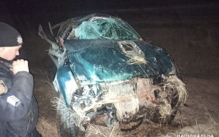 Під Одесою на швидкості злетів у кювет та перекинувся автомобіль