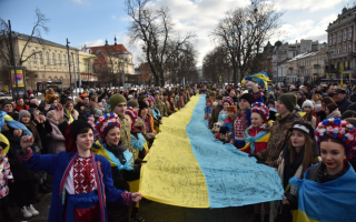 У Львові розгорнули найбільший державний стяг з автографами дітей та військових