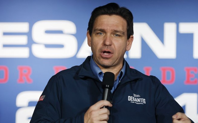 В США республиканец Рон ДеСантис остановил предвыборную кампанию и поддержал Трампа