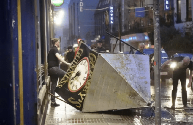 Бушуют ураганные ветры: шторм «Иша» накрыл Великобританию, Ирландию и Нидерланды, что известно