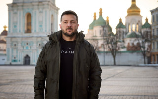 Коли всі українці тримаються за руки, вони не піднімуть їх догори, аби здатися, — Зеленський привітав з Днем Соборності, відео