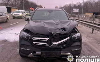 У Києві водій Mercedes на смерть збив чоловіка, фото