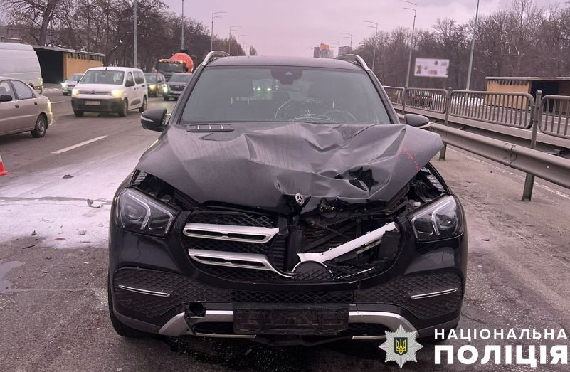 В Киеве водитель Mercedes насмерть сбил мужчину, фото